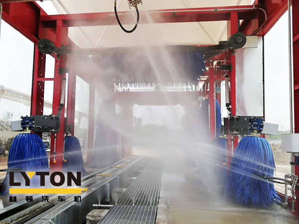 連續(xù)通過式洗車工藝、高效清洗速度！林頓fx80型隧道式電腦洗車機