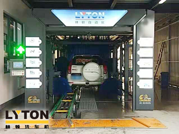 南京林頓龍門往復式洗車機正在洗車作業
