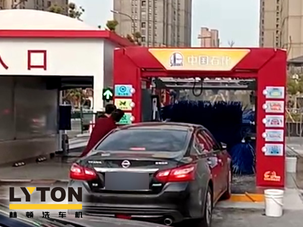 常州中石化FX-11-7雙風機7刷電腦洗車機設備交付使用，現場排起來了長龍。