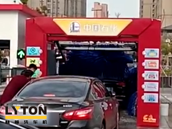 常州中石化FX-11-7雙風機7刷電腦洗車機設備交付使用，現場排起來了長龍。