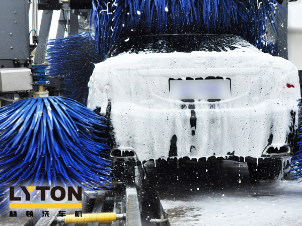 經電腦洗車機毛刷洗刷，使車身光亮如新在車身上形成一層光亮、不易揮發的高分子聚合保護膜，這種保護膜具有抗水、耐磨、防曬、防腐蝕的特點。