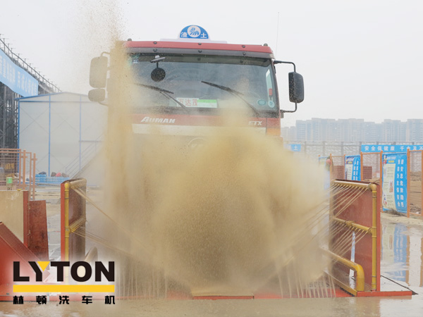 專為沖洗各類礦場運輸車輛輪胎、底盤及兩側。集水循環使用、結構輕、安裝便等諸多優點——林頓電腦洗車機系列格柵式洗輪機 