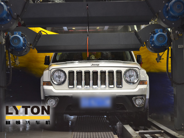 重要提醒！炎炎夏日，電腦洗車機設備洗車前務必記得先用玻璃水先冷卻擋風玻璃，防止玻璃爆裂！