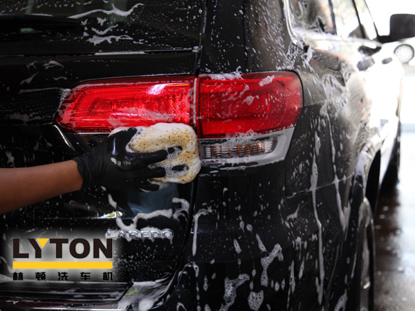 電腦洗車機洗車時代,其優勢無需多言。極高洗車效率、節約水資源、符合環保要求、降低經營成本、經營者獲利更大。