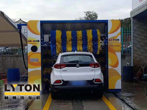 您的愛車也需要華麗與整潔的外表。那么接下來各位可要注意了，中魯石化加油站配置GD-20A型龍門往復式全自動電腦洗車機！加油也可免費洗車機啦！快來體驗免費的智能洗車服務吧。