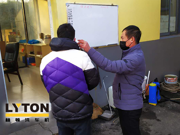 貫徹和宣傳《市公安局關于依法打擊疫情防控期間違法犯罪行為的通告》、《來寧返寧人員公告》推動企業防疫工作和復工復產兩手抓！