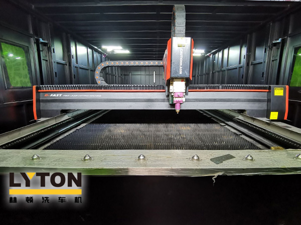 林頓電腦洗車機秉持匠心制造的標(biāo)準(zhǔn),致力為客戶提供高品質(zhì)的專業(yè)洗車設(shè)備。引進FIBER LASER CUTTING MACHINE大型光纖激光切割機實現(xiàn)加工產(chǎn)品精度更高,切割口更光滑,速度更快,效率更高!進一步保證洗車設(shè)備的加工品質(zhì)！