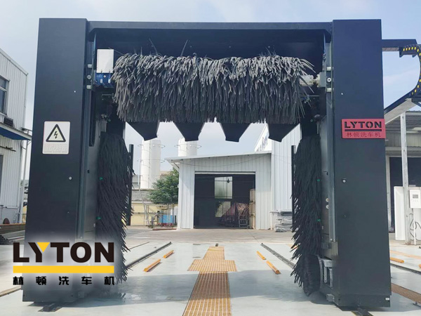 全身黑化,力量感十足！配泡棉軟刷、塑玻絲輪刷、低噪音固定式強力頂風機系統，設備經久耐用——林頓五刷龍門往復式電腦洗車機