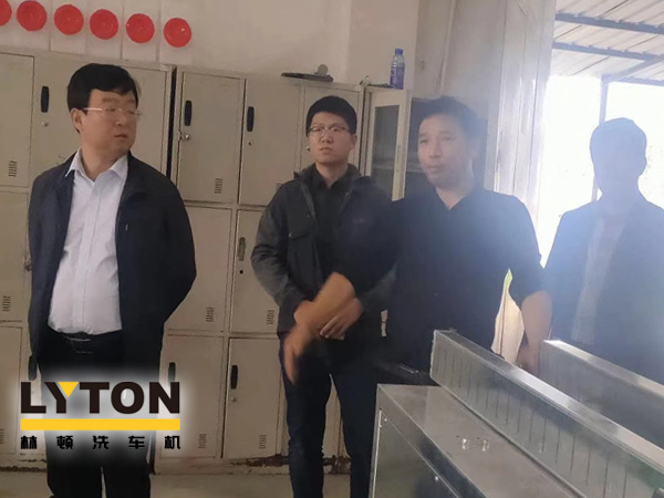 崔總向領(lǐng)導(dǎo)們講解了整個(gè)林頓電腦洗車機(jī)生產(chǎn)流程及工藝制作，對(duì)于電腦洗車機(jī)整個(gè)裝配過(guò)程考察團(tuán)給予了極大的贊許。