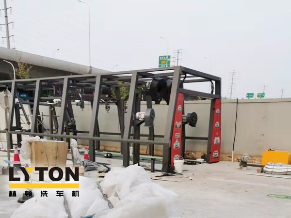 融南匯北 水韻淮安！淮安某單位選購林頓FX11系列隧道式全自動洗車機，現(xiàn)設(shè)備主體框架已安裝完畢
