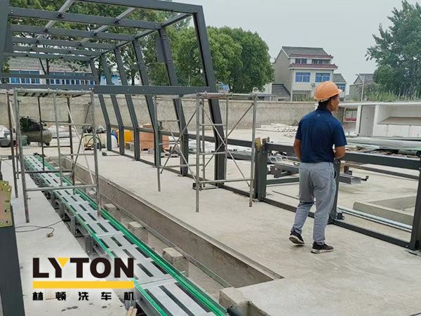 戰高溫、不服“暑”！六合某加油站選配林頓FX11系列全自動洗車機！設備安裝中...