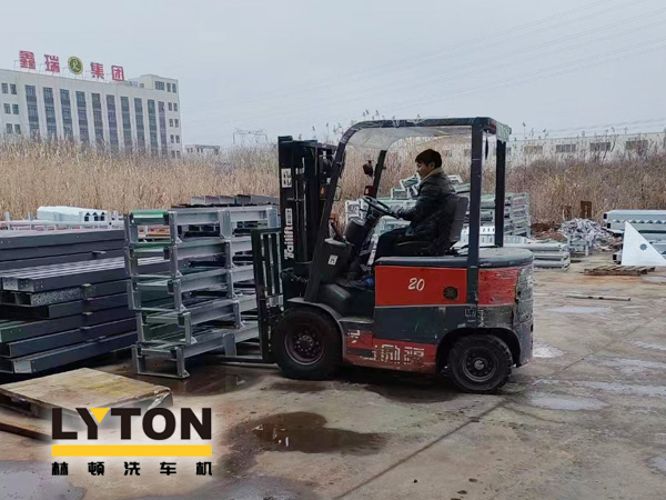 眾多加油站及公司自動洗車設備的供應商！品質肯定！林頓全自動洗車機發貨現場