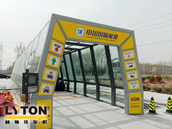 隧道式全自動洗車機——高效、快速、節(jié)水的洗車設備，適用于多種車型的清洗。
