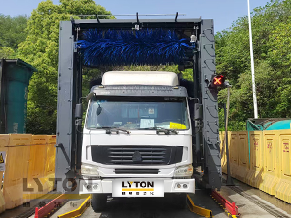 林頓龍門往復式巴士洗車機、移動大巴洗車機！廣泛應用于全國各大城市公交系統